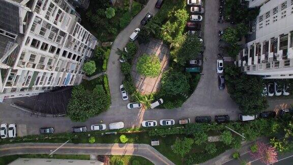 无人机缓缓下降俯瞰住宅区的花园