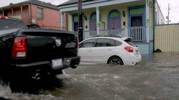 卡车在被洪水淹没的街道和汽车之间行驶