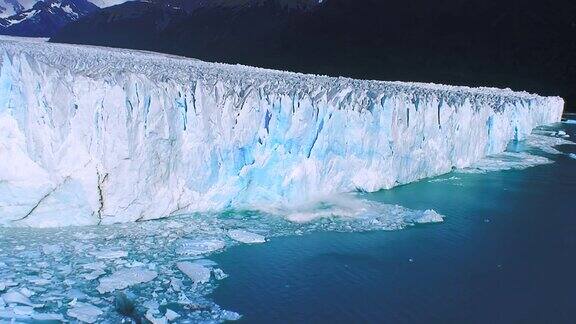 美丽的冰川崩落4k