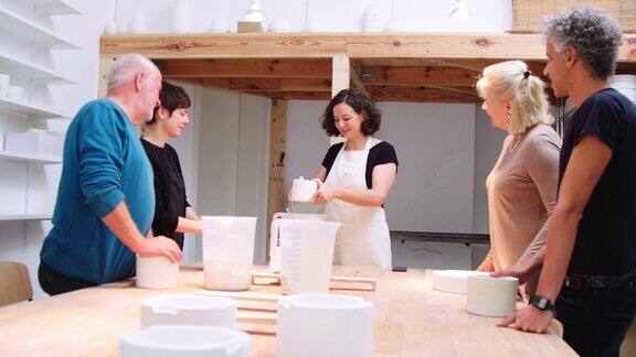 教师用模具展示陶罐的制作过程
