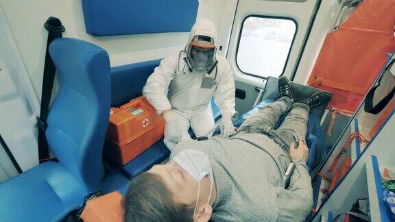 一名在救护车上与医生一起住院的病人