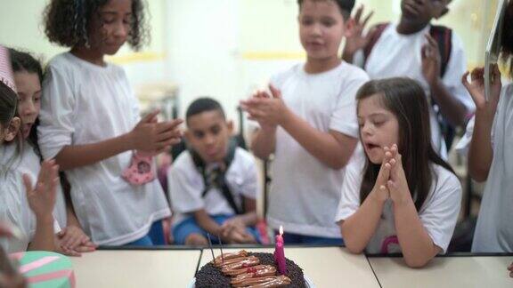 小学班级在学校庆祝生日