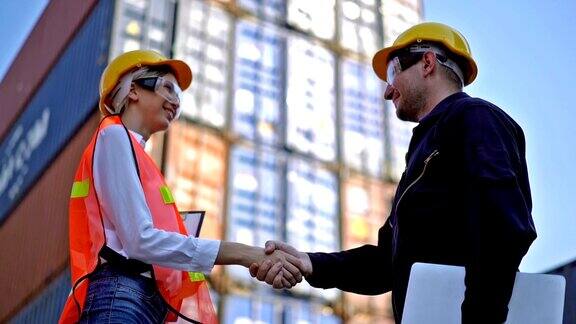 两个工程师在船坞握手