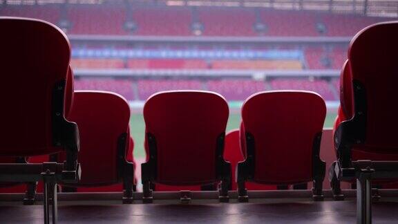 空荡荡的体育场里的红色体育场椅
