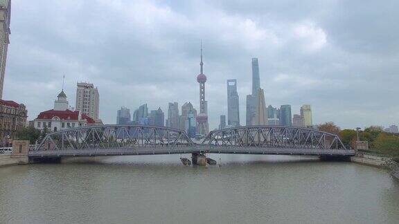 俯瞰上海历史悠久的外白渡桥和云天4k