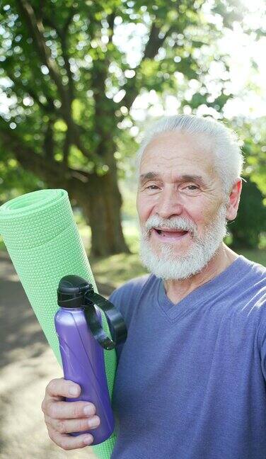 垂直视频一位活跃的白发大胡子老人正在进行视频通话