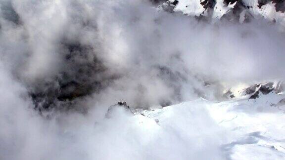 空中镜头盘旋在高山和冰川云