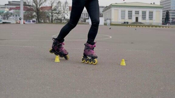 女孩开着旱冰鞋年轻女子在街上滑冰鞋