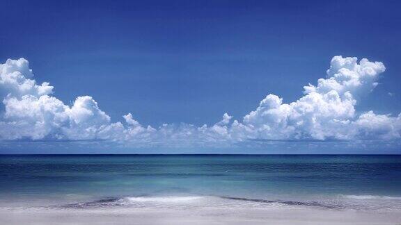 蓝色的大海和天空上面有云