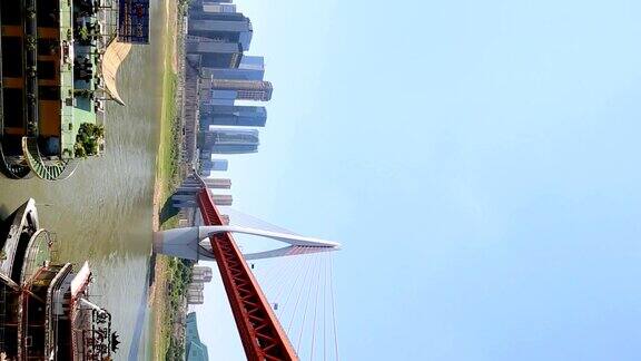 河上的吊桥和河边的现代建筑
