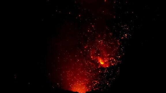 特写:Yasur火山在夜间喷发和喷出岩浆的惊人镜头
