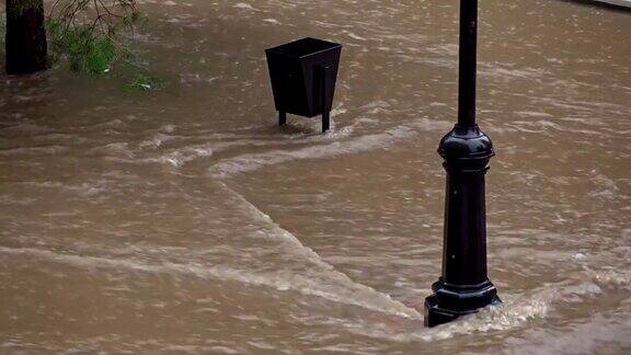 居民区大雨后洪水泛滥FullHD远投