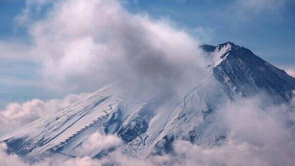 富士山和随风飘动的白云