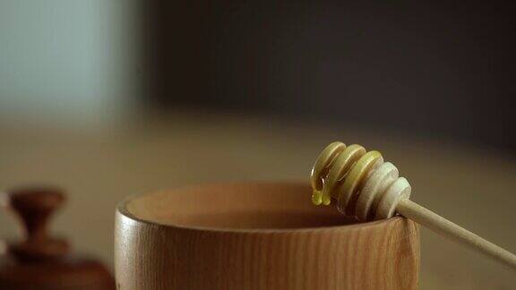 粘稠的蜂蜜从勺子里滴下来靠近点蜂蜜从勺子里流出蜂蜜