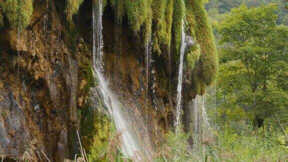 水从绿色植物中流过瀑布的水花和水滴特湖克罗地亚