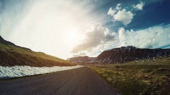 开车在山路上通过POV