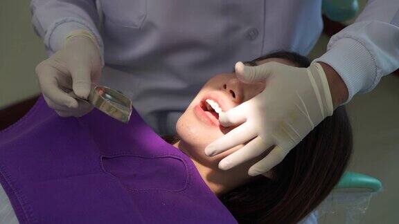 牙科医生在牙科诊所复制模型牙齿