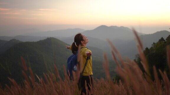 女旅行者徒步到山上庆祝成功