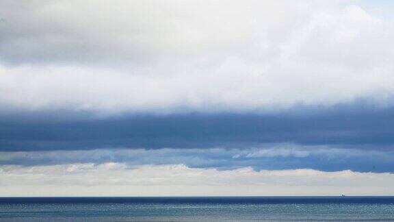 蔚蓝海面上的云慢慢流逝