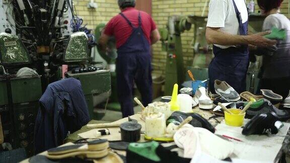 在鞋厂忙碌的一天