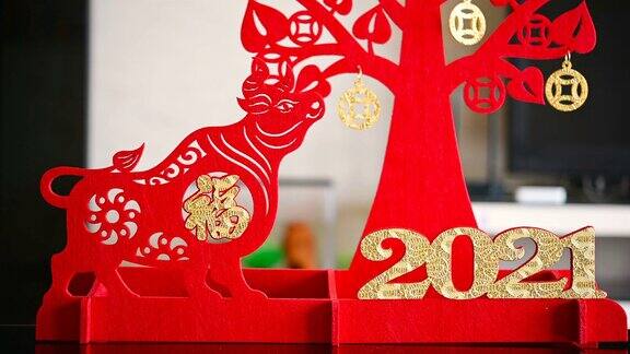 潘观牛吉祥物和钱树在客厅作为象征的中国新年的牛中国意味着好运