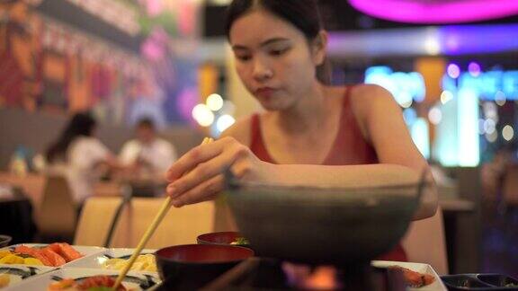 年轻女子正在吃日本食物