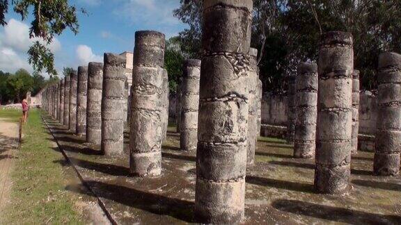 墨西哥尤卡坦半岛奇琴伊察武士神庙遗址的圆柱和柱子