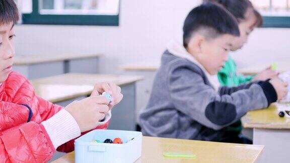 小学生在教室里玩魔法球