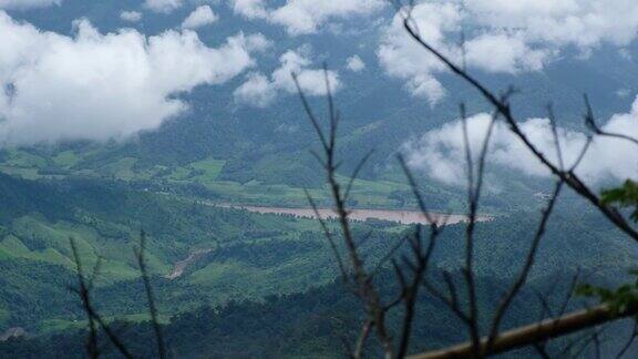 在多云的日子从山顶俯瞰湄公河和森林