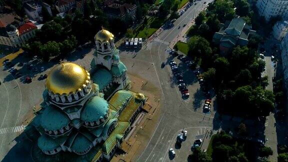 一架无人机在保加利亚索菲亚市大教堂附近飞行