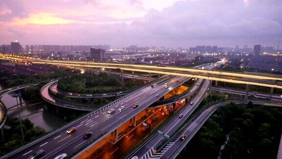 黄昏时分杭州道路上交通繁忙间隔拍摄