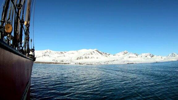 挪威斯瓦尔巴特群岛的冰川、山脉和帆船