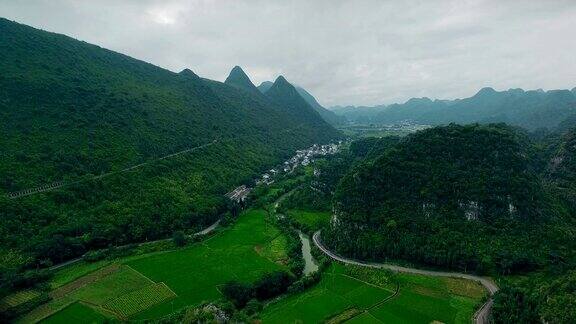 鸟瞰喀斯特山峰森林(万峰林)中的村庄和稻田贵州中国