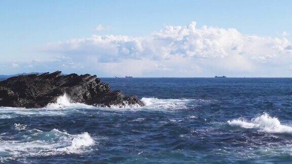 日本神奈川县Jogashima岛海浪冲击着岩石