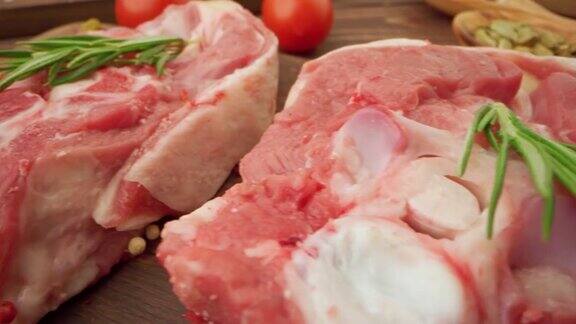 新鲜的生肉牛排在木板上与香料近距离
