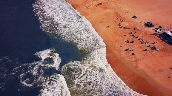 飞过沙滩海浪在大西洋海岸的沙滩上破碎鸟瞰图挤葡萄牙