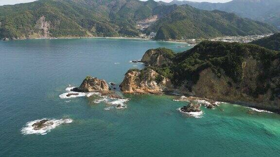 日本伊豆半岛海岸线的电影空中无人机镜头