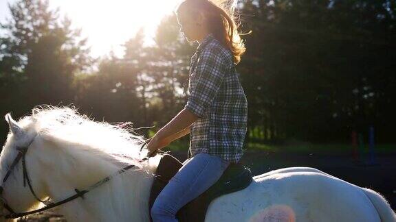 夏日日落年轻女子骑马慢动作