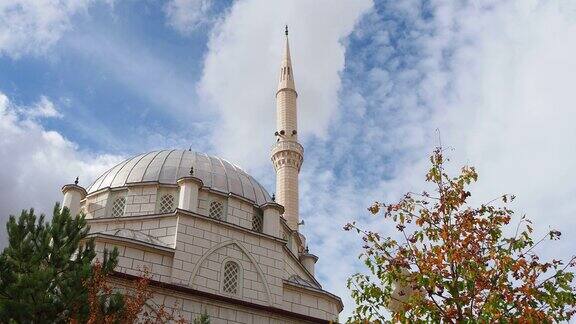 土耳其附近有一个社区清真寺尖塔和长圆顶清真寺