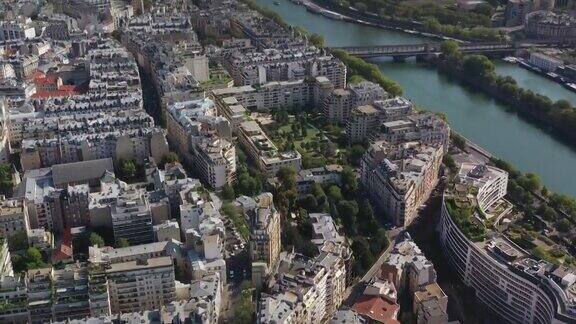 晴天航班飞越巴黎市中心交通街道空中俯视图4k法国
