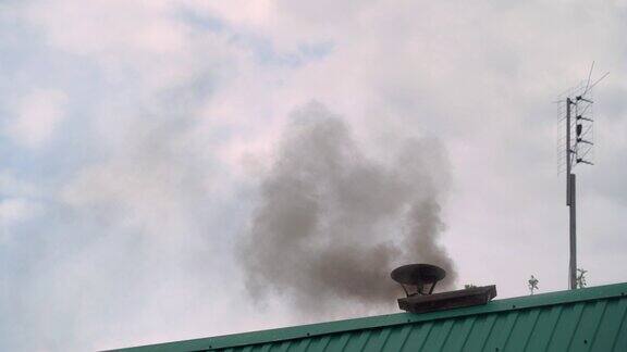 乡村房屋金属屋顶烟囱冒出的4k黑烟