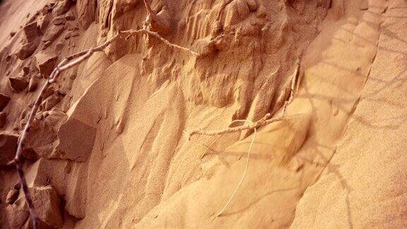沙子正在慢慢破碎和从沙丘一些干燥的沟壑沙漠内靠近库里