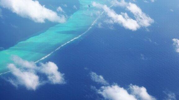 从飞机上俯瞰马尔代夫的环礁