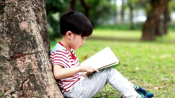 孩子们在公园里读书