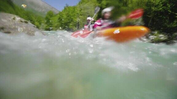 超级慢镜头近两个人皮划艇在翡翠白水河上的双皮划艇越过急流享受自然索卡斯洛文尼亚