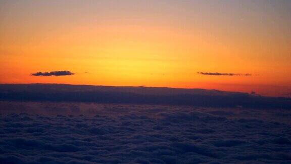 从飞机窗口看日落天空