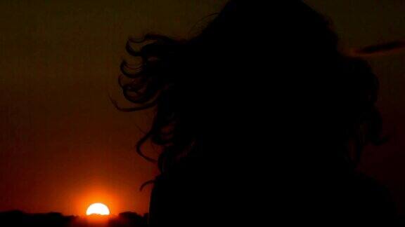 孤独的少妇看着夕阳想着随风嬉戏