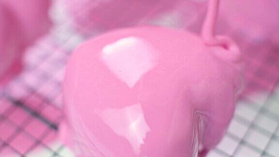 粉色的心形蛋糕被浇上了粉色的糖霜