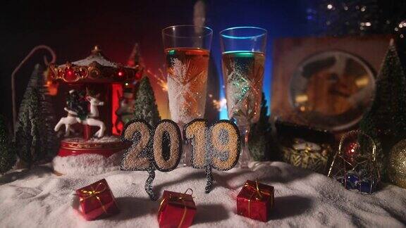 两杯有圣诞装饰的香槟传统的冬季节日酒在雪与创造性的新年艺术品副本的空间有选择性的重点