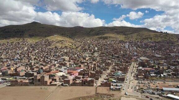 鸟瞰秘鲁城市普诺和山脉